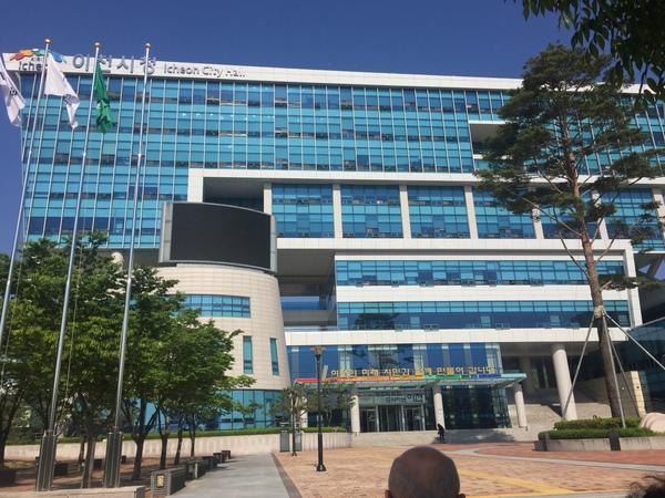 韓国語が書かれてある大きな建物の写真