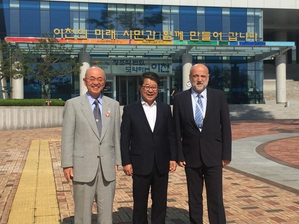 右から、イタリア・ファブリアーノのGiancarlo Sagramola市長、利川市の趙 炳敦（ジョ ビョンドン）市長と篠山市長が、韓国のビルの前で立っている写真
