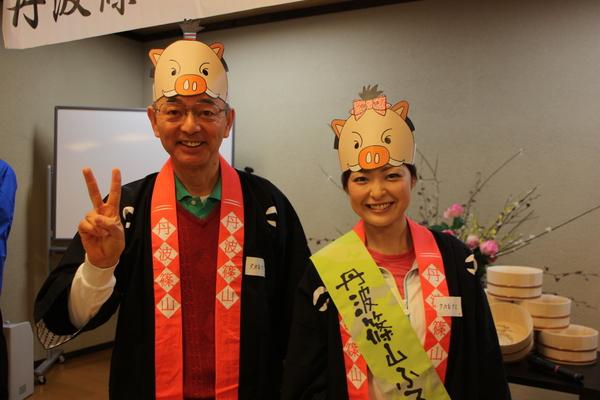 篠山の法被に「まるいの」の帽子をかぶって、市長と熊谷 奈美さんで記念写真