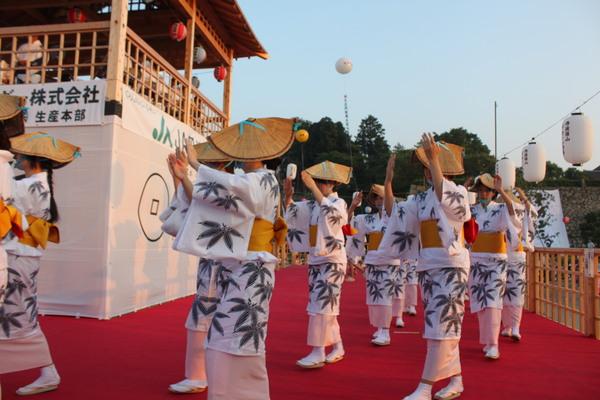 深く帽子を被り浴衣を着た女性達が踊っている写真