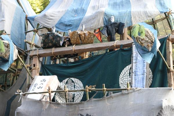 キュウリ山に着物を着た男性の操り人形が写っている写真