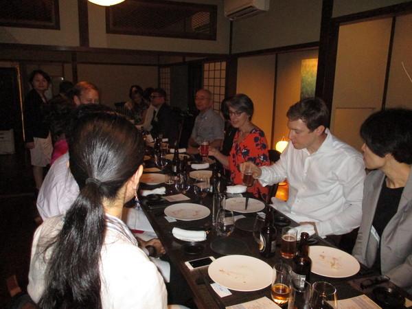 外国人の男女や関係者、市長が会食をしている写真
