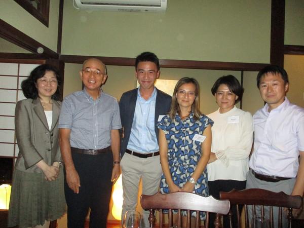 市長や、関係者、外国人の男女が並ぶ集合写真