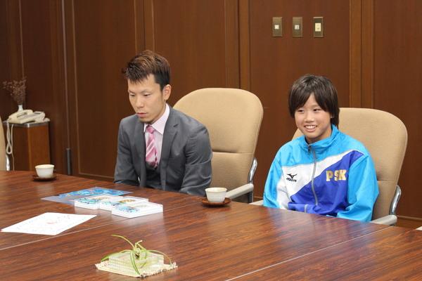 笑顔の井上 真帆さんと、横に座るスーツの男性のアップの写真