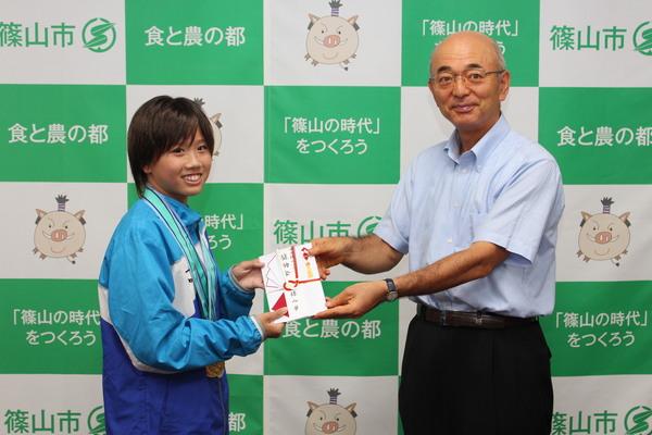 市長と井上 真帆さんが一緒に祝儀袋を持っている写真