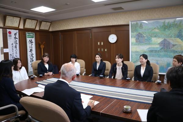 市長を含め10名の方が机を囲み座っている写真