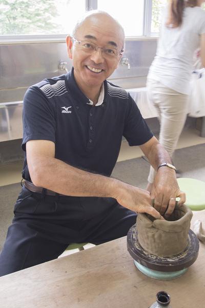 市長が陶芸用の粘土でつぼを作っている写真