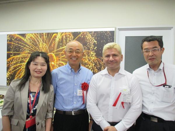 左から茶色のジャケットを着た女性、市長、中央の男性が日本チバガイギーのステファン・シャープ社長さん、その右が青木さんと4人で写っている写真