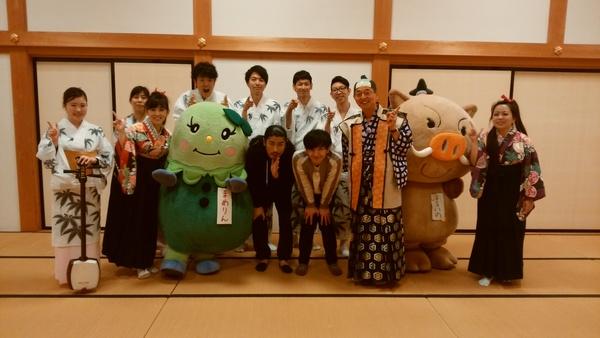 6名の浴衣姿の男女の前に袴姿の女性2人と吉元の芸人2人と篠山市のキャラクターと市長が並んでいる集合写真