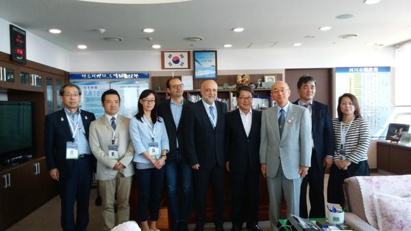 篠山市長と、他8名が立っている写真
