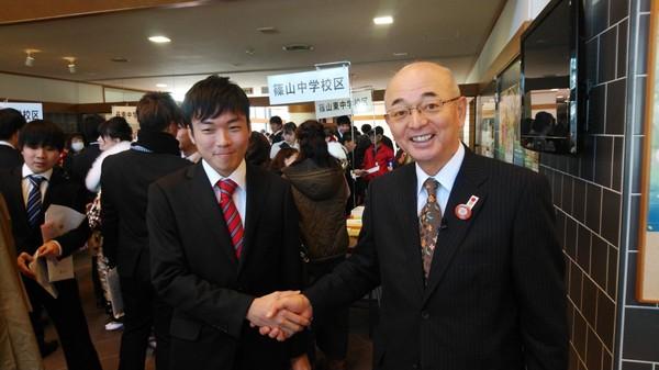 加井 虎造君と市長が握手をして写っている写真