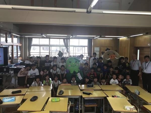 マスコット人形2体踊り手3名が加わって子供達と一緒に全員で記念撮影写真