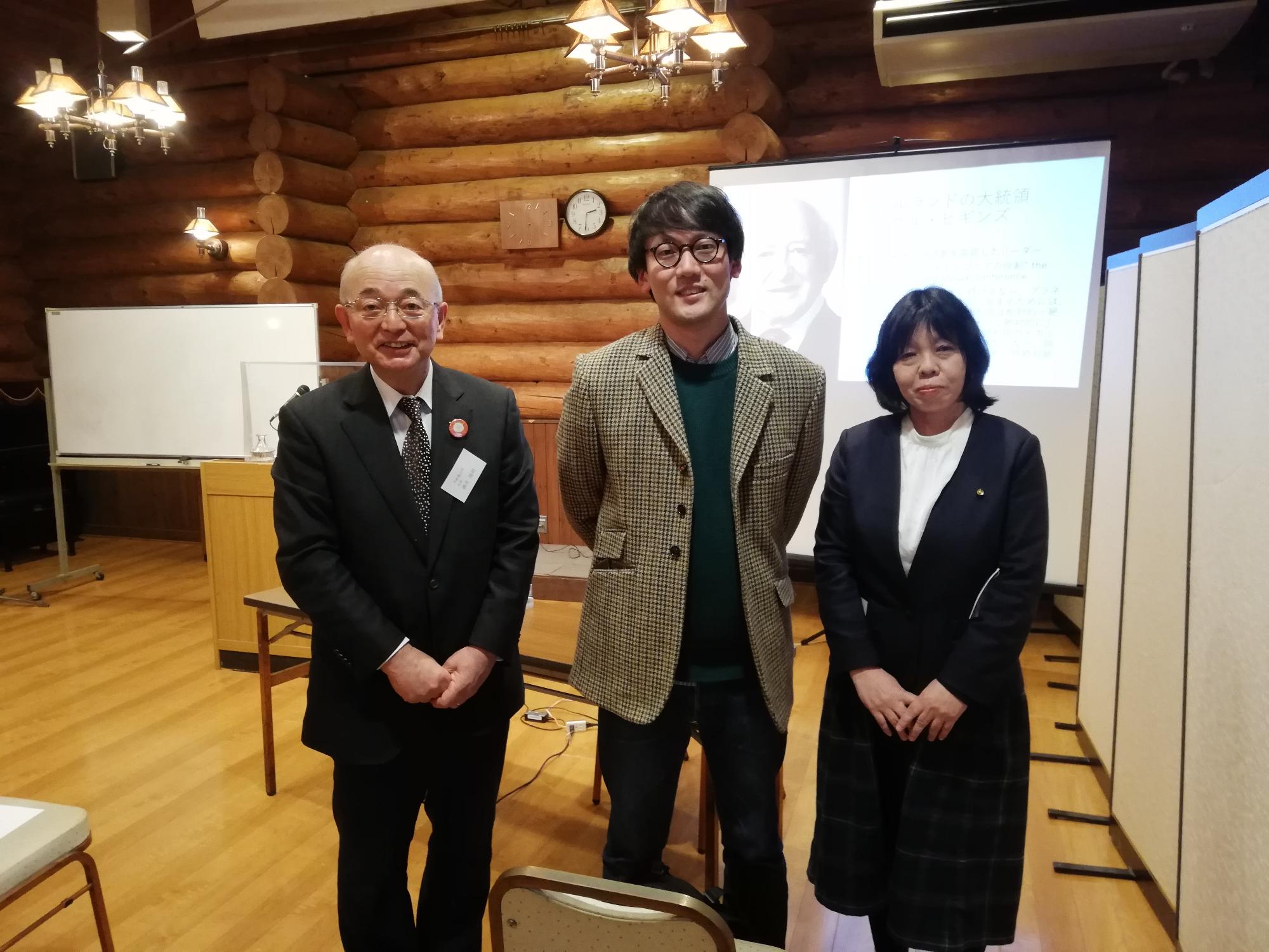 斎藤先生を真ん中に市長と向井議員の記念撮影