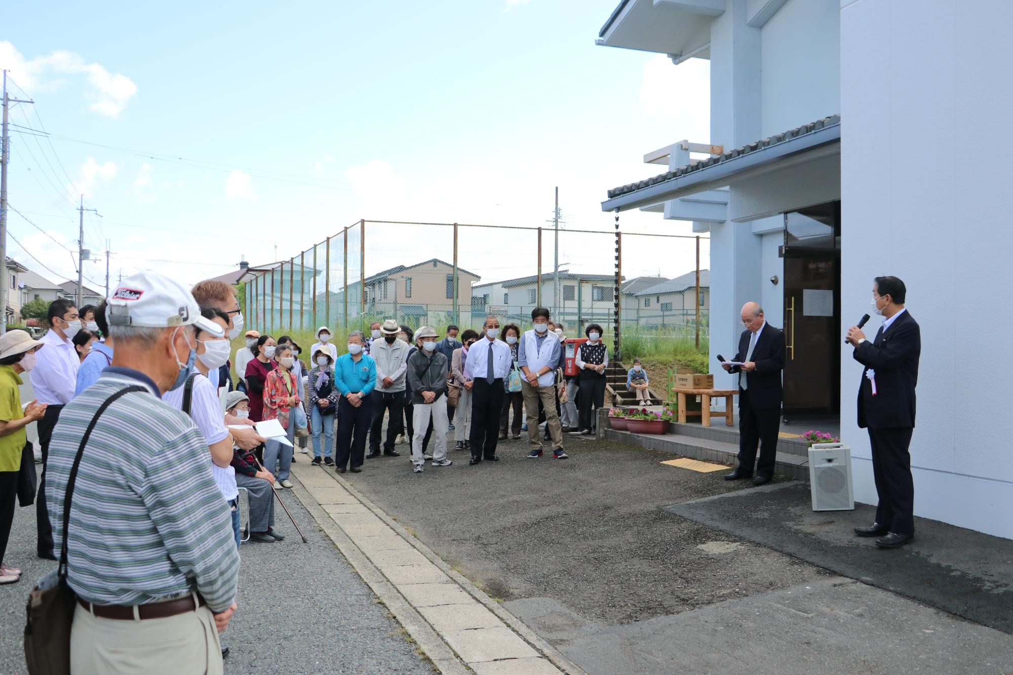 住吉台コミセン前で、参加者を前にして役員の方がお話をされている