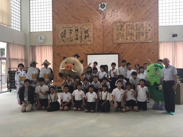 マスコットキャラクターや踊り手に市長と子供達も一緒になりピースサインをして仲良く記念撮影写真