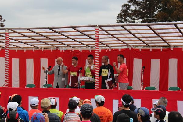 篠山ABCマラソンランナー男性4人と市長でガッツポーズの写真