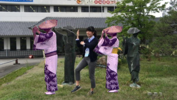 市役所前のデカンショ像の前で記念写真