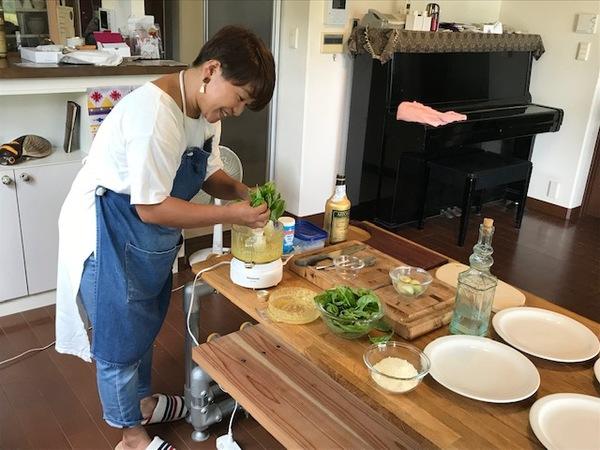 バジルをミキサーにかけてジェノベーゼソースを作ろうとしているエプロン姿の井上さんの写真