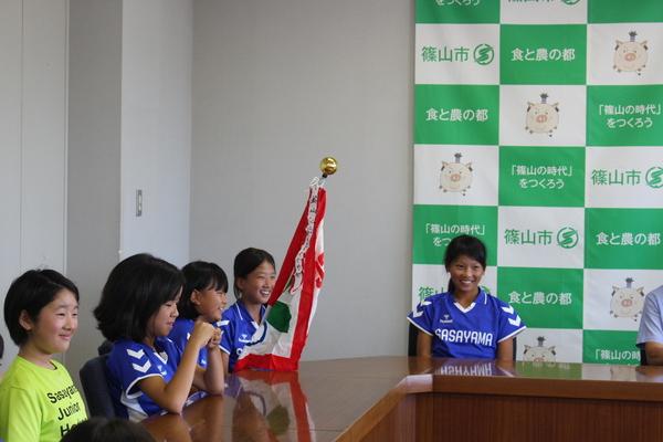 紫色のユニホーム着た女子選手の可愛い笑顔の写真