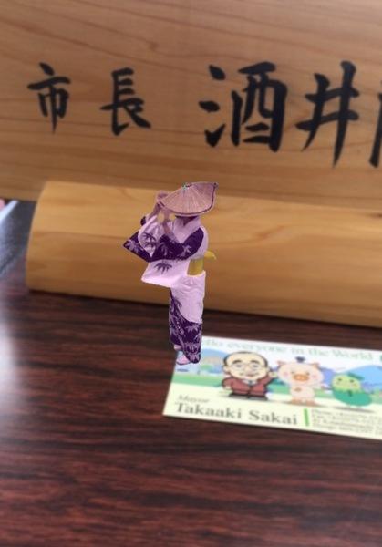 市長の名刺の上で浴衣を着た女性がデカンショ踊りを踊っている画像