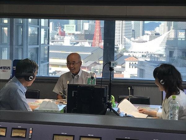 ラジオの収録部屋で3人の男女が話をしている写真