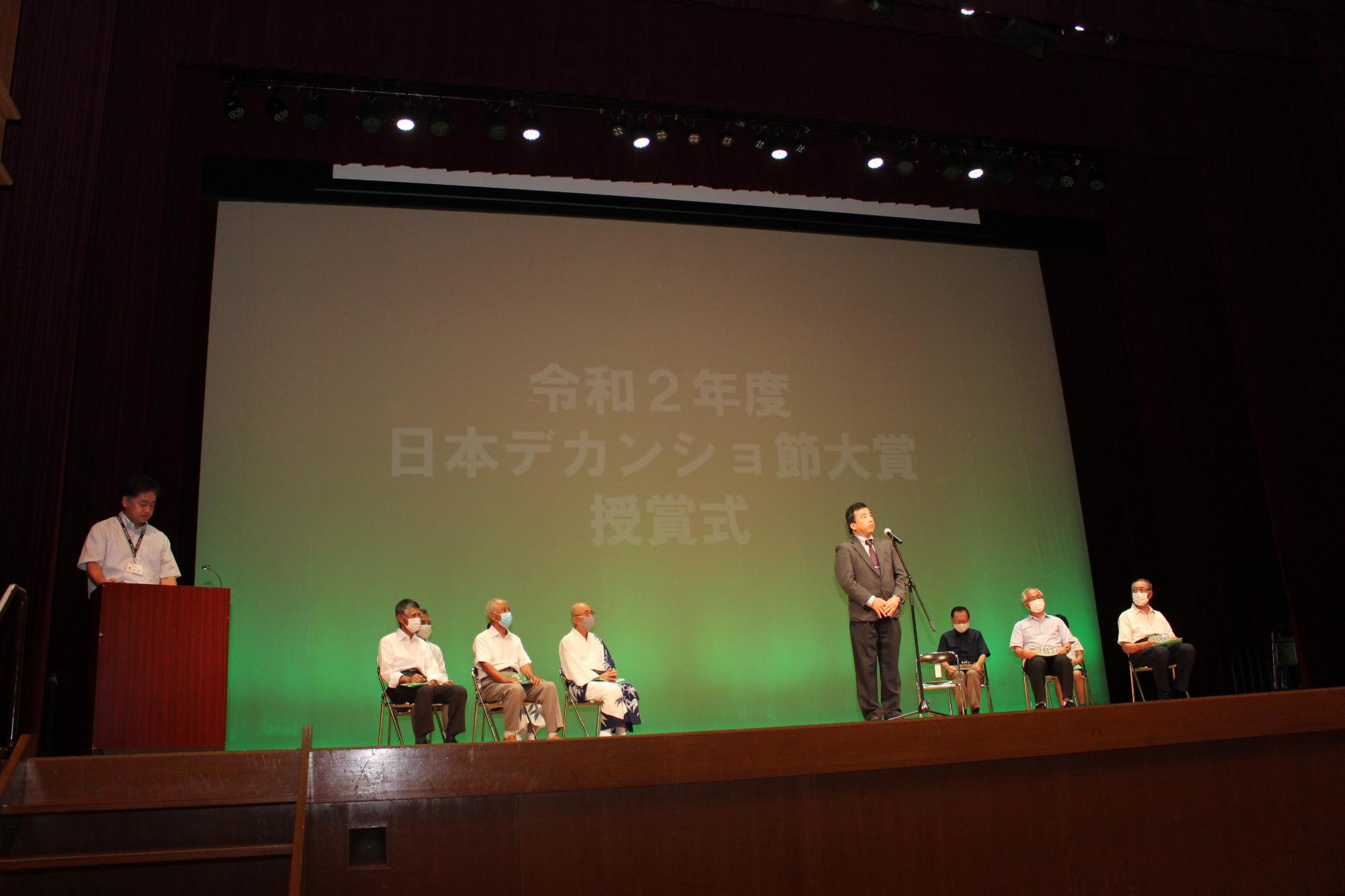 大賞受賞者が喜びの声を話している