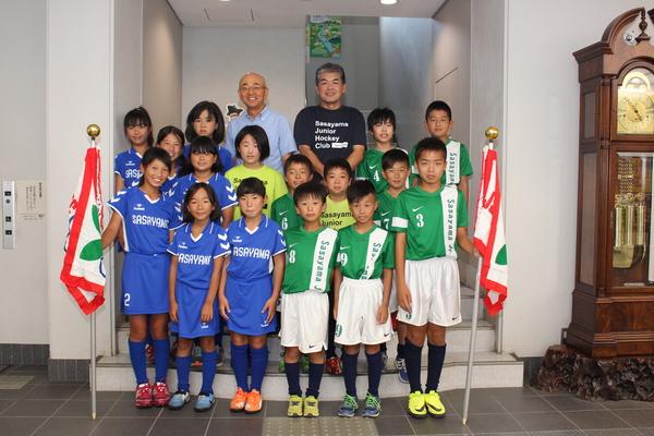 市長、会長、男子グリーンのユニフォーム、女子ブルーのユニフォームで集合写真