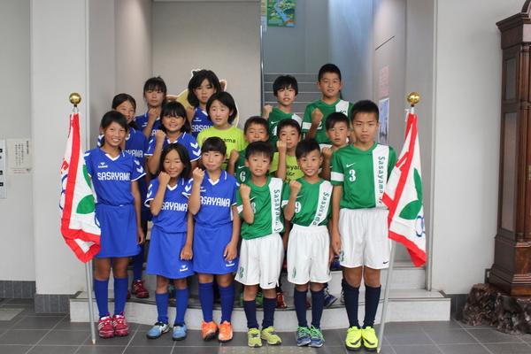 篠山ジュニアホッケークラブの選手がガッツポーズで集合写真