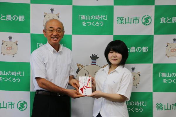 市長さんと黒田 楓花さんが目録を手に持ち記念撮影している写真