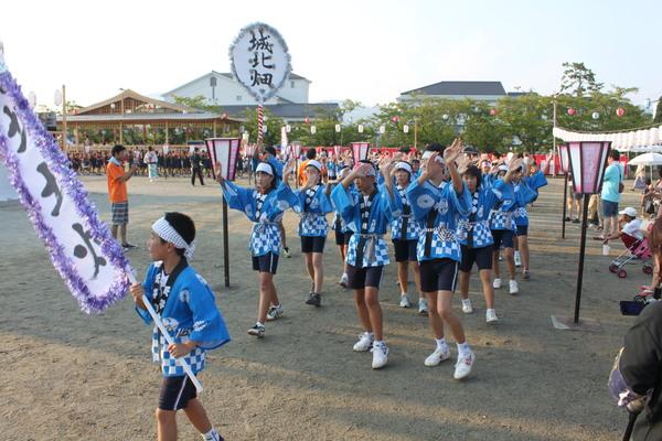 城北畑子ども会の子どもたちが元気よく踊っている写真