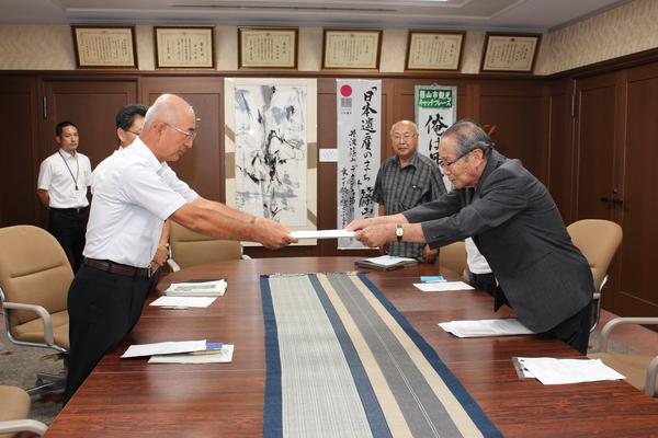 西岡屋の梶原 周逸さんが市長へ要望等の提出をしている写真