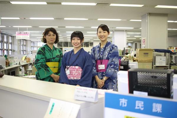 デカンショ祭の日、市民課窓口で涼しげな浴衣姿の女性職員3名の写真