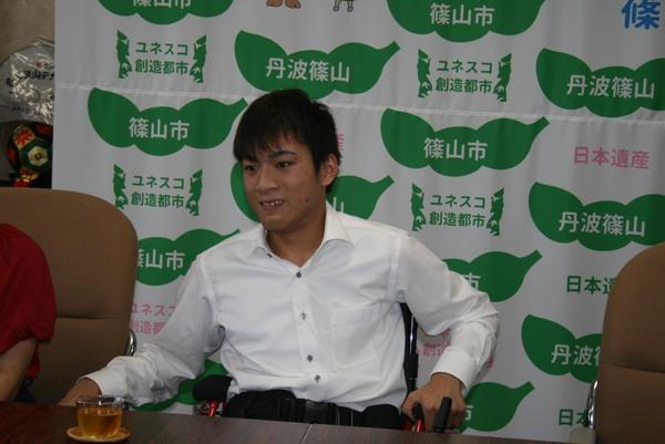関西学院大学在学中の西井 拓海さんが席に座っている写真