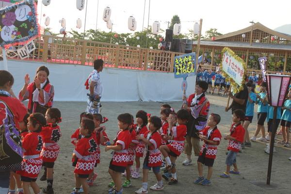 ささやまようちえんの子供たちが、赤い法被を着て踊る写真