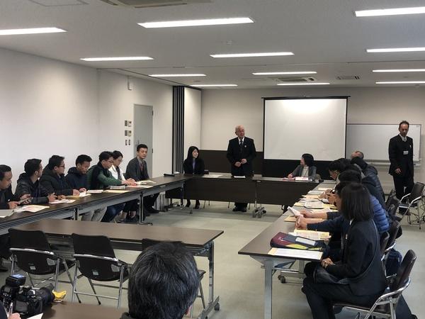 会議室で篠山市を訪問中のブータンの若手行政官13人と市長との話し合いで市長が発言をしている写真