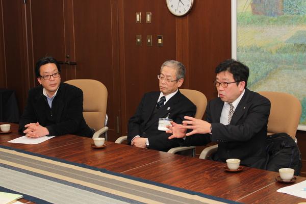 篠山市商工会、丹波篠山観光協会、丹波ささやま農協の関係者が市長室を訪れて右端の男性が熱心に話をしている様子の写真