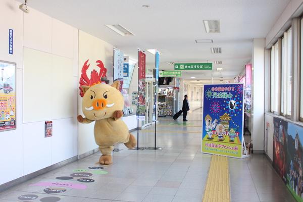 篠山口駅内にケンケンパのシールが設置してあり、イメージキャラクターが右足で立っている写真
