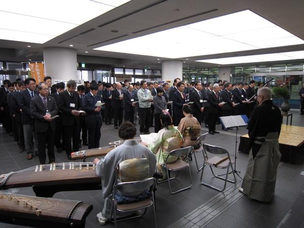 篠山市の職員が集まり、邦楽グループ「いとたけ」の皆さんの演奏で「市歌の斉唱」を歌っている写真