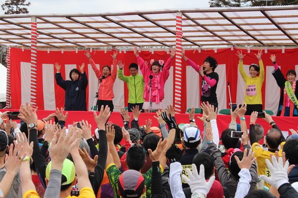 篠山ABCマラソンに参加される皆で、両手を広げ気合を入れている写真