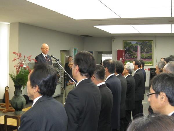 職員の前で市長が挨拶しているのを斜め後ろから見た写真