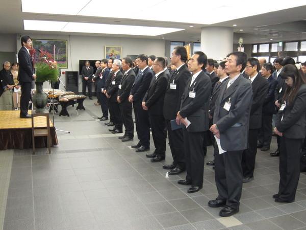 職員全員の前で、渡辺 拓道議長があいさつしている写真