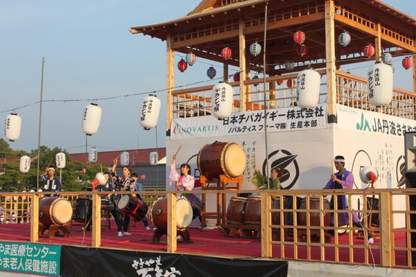 舞台で、和太鼓グループ 鼓篠組のメンバーが太鼓を演奏している写真