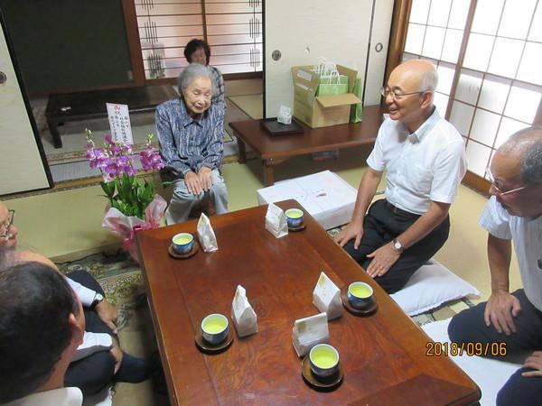 市長と関係者らがテーブルを囲んで小林ふみ子さん(102歳)と談笑している写真