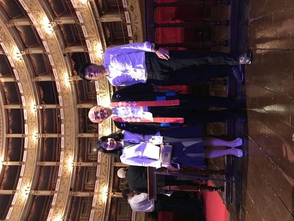 法被を着た市長を真ん中に小山さんと小林秘書が記念撮影している写真