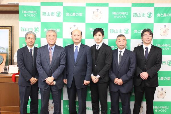 舞鶴若狭自動車道 西紀サービスエリア上り線アイランドフューチャーコーポレーション株式会社の関係者の皆さんが並んで写っている集合写真