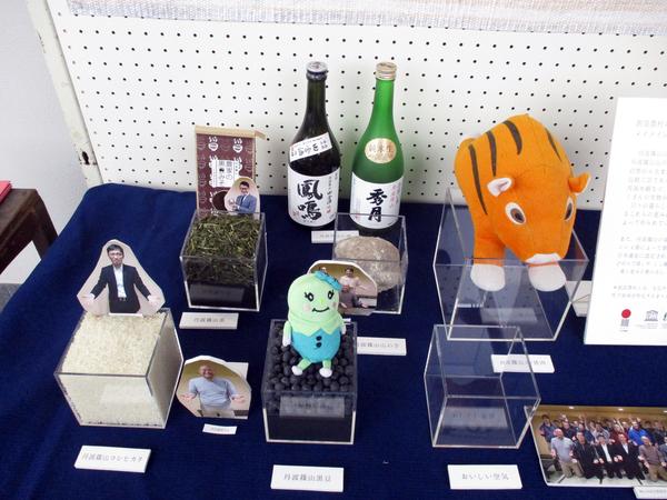 テーブルの上にお米やお酒、お茶の葉などが紹介されている写真