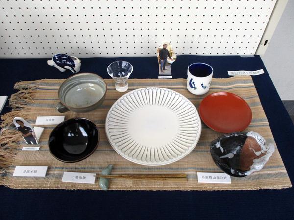 丹波篠山で作られたお皿がたくさん飾られている写真