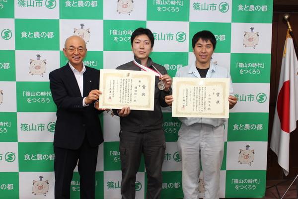 市長と園田 雄一さんと小林 俊文さんが賞状と銀メダルを持って記念写真