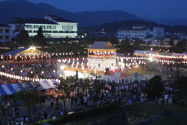 あたりが暗くなり、ライトアップされている巨大櫓と沢山の人々の写真