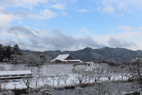 建物に雪が積もっている写真